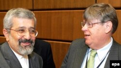 علی اصغر سلطانیه (چپ) همراه با اولی هاینونن، معاون مدیر کل آژانس و مسئول مذاکره با ایران(عکس: EPA)