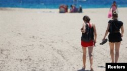 Strand a spanyolországi Palma de Mallorcán, 2021. július 1-én.