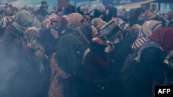 طرفداران روزنامه زمان در برابر ساختمان این روزنامه با پلیس درگیر شدند.