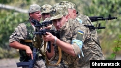 Pamje nga një stërvitje e pjesëtarëve të ushtrisë së Ukrainës