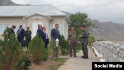 Кыргызстандын жана Тажикстандын атайын кызматтарынын башчысы Камчыбек Ташиев менен Саймумин Ятимов. Сүрөт социалдык тармактардан алынды.