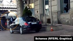 Відеореєстратор «Схем» , зокрема, зафіксував, як за годину до свята Range Rover привіз до готелю жінку, схожу на Юрушеву, з вечірнім вбранням і білим пакунком