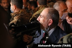 Армениянын премьер-министри Никол Пашинян өзүнүн кызматтан кетишин талап кылган нааразылык жыйыны маалында. Еревандагы "Эркиндик" аянты. 2020-жылдын 18-ноябры.