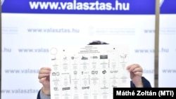 Pálffy Ilona, a Nemzeti Választási Iroda vezetője felmutatja a 2018-as választások szavazólapját.