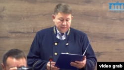 16 жастағы Шерзат Полаттың өліміне қатысты іс бойынша үкім оқып тұрған судья Ержан Жанұзақов. Талдықорған, 5 маусым 2025 жыл.