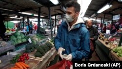 Qytetarët duke blerë gjëra ushqimore në një treg në Shkup të Maqedonisë së Veriut. Mars, 2020.
