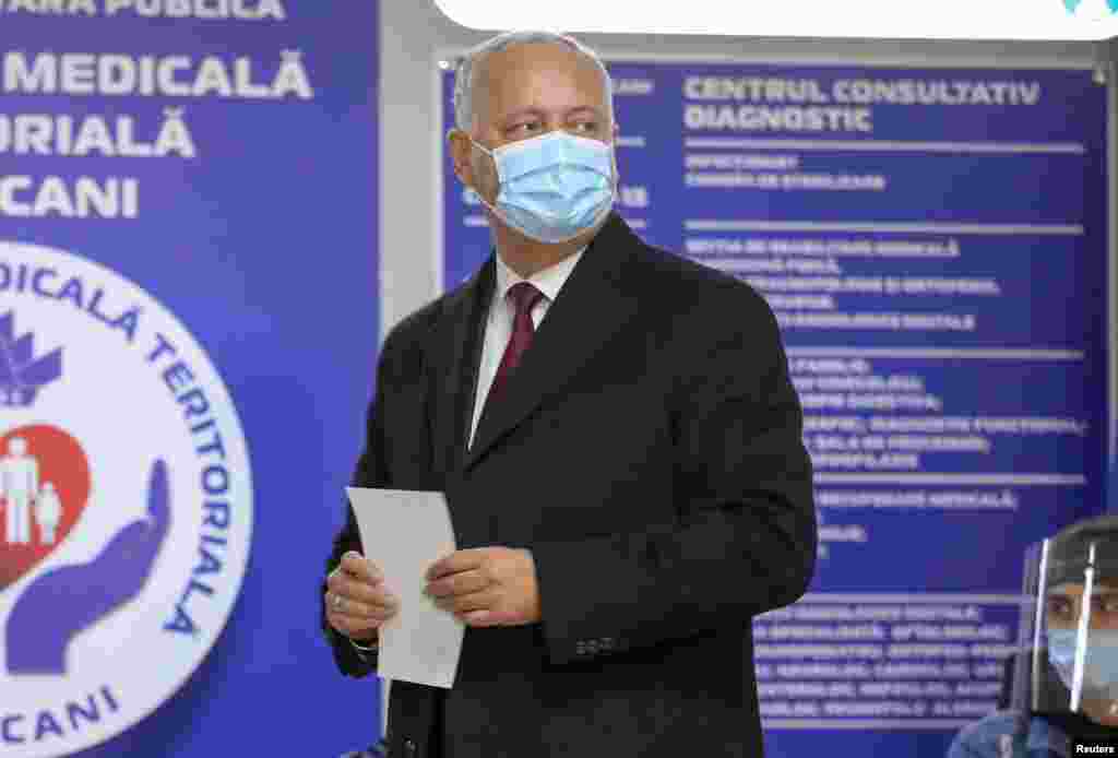 Чинний президент Молдови Ігор Додон голосує на виборчій дільниці у Кишиневі