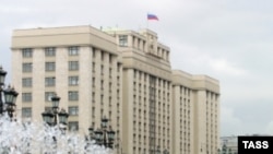 Здание Госдумы не пустеет даже после официального окончания весенней сессии.