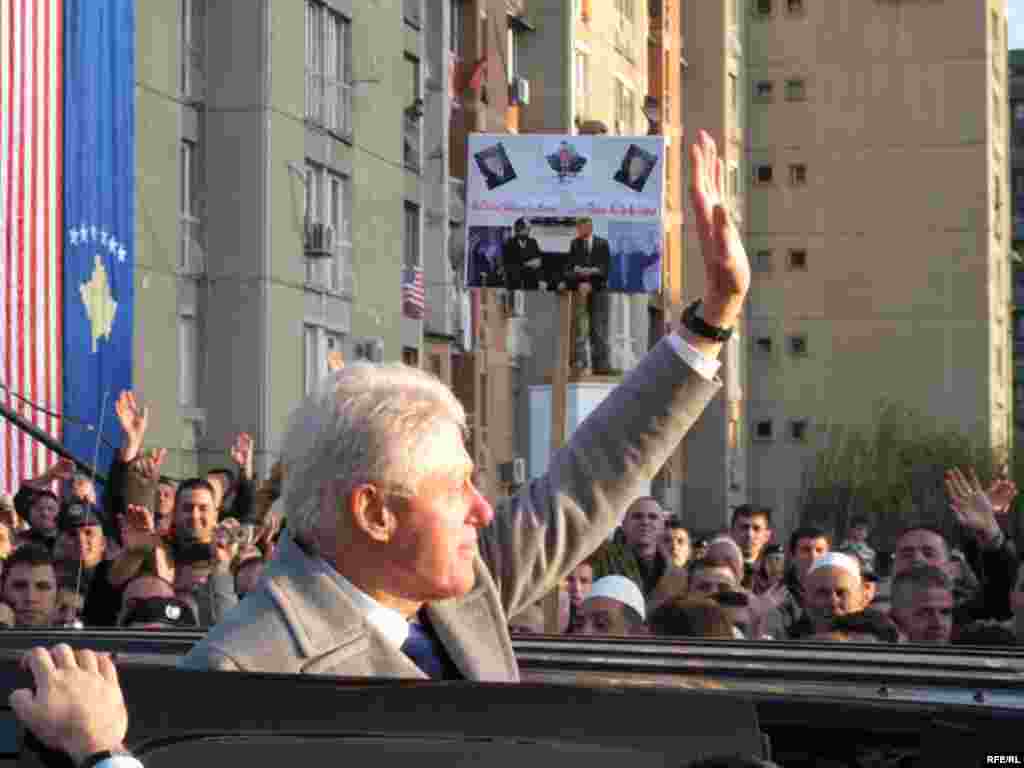 Kosovo - Clinton u Prištini - Bivši američki predsjednik Bill Clinton je posjetio Kosovo i dobio svoj spomenik.