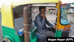 Mohamed Javed Khan a mentővé átalakított autós riksájában, 2021. április 30-án