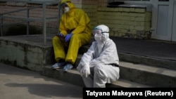 Оорукананын алдында эс алып отурган дарыгерлер. 28-май, 2020-жыл.