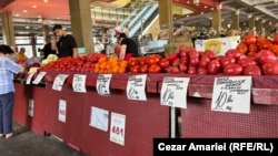 Prețul roșiilor în Piața Obor din București este de 10 - 15 lei/ kg, în vreme ce la producători este de două - trei ori mai mic.