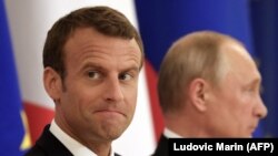 Президент Франции Эмманюэль Макрон  и президент России Владимир Путин
