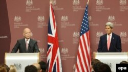 جان کری (راست) در کنفرانس خبری مشترک با ویلیام هیگ، همتای بریتانیایی‌اش.