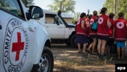 Представники Червоного Хреста у Старобільську, серпень 2014 року