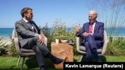 Макрон жана Байден. Архивдик сүрөт