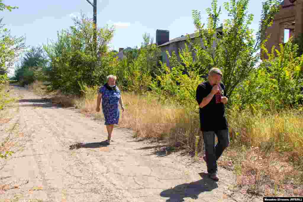 Валентині запропонували піти на місце смертельного поранення сина. Туди військові пускають тільки її та волонтера Миколу Бондара. Їм доводиться йти близько кілометра