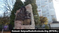 Пам'ятник герою Небесної Сотні Роману Гурику на подвір'ї Прикарпатського національного університету