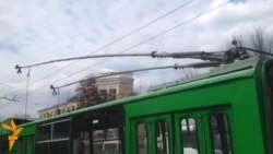 Площу навколо Апеляційного суду Харківської області обгородили тролейбусами та автобусами