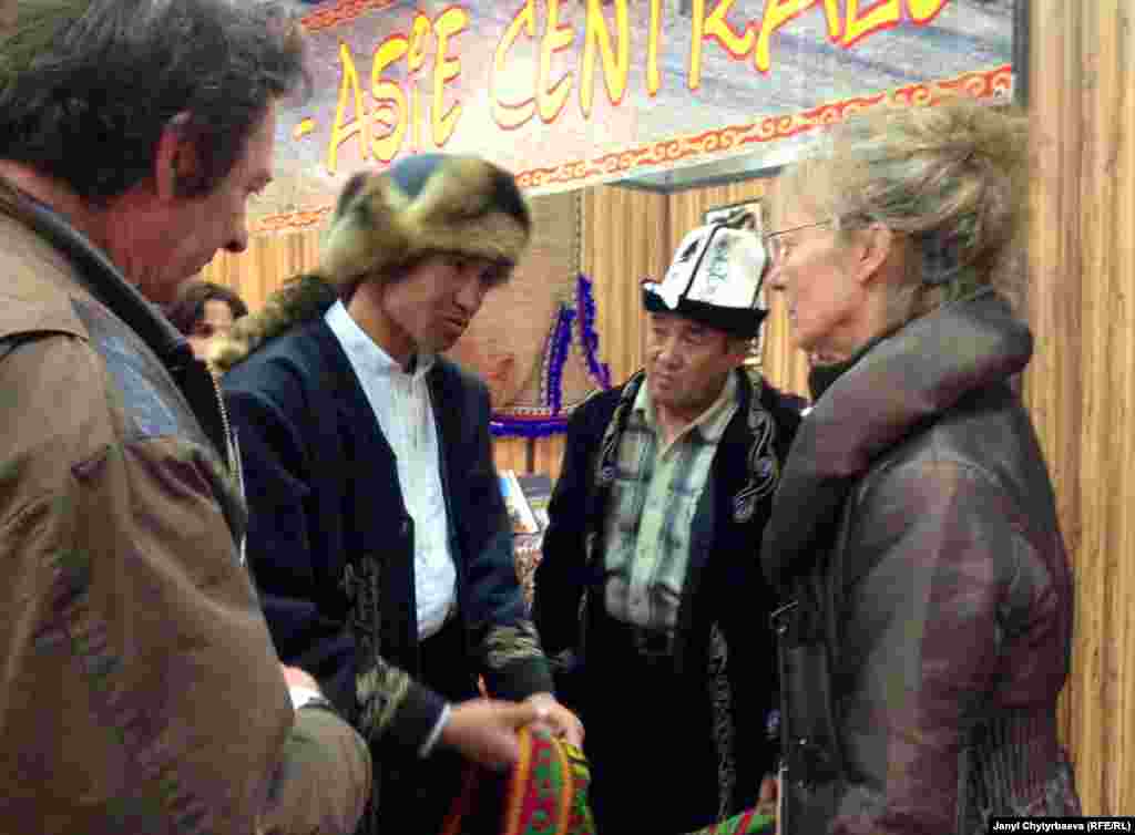 Мургабдан келген фестивалдын катышуучулары Нусратилла Нуридинов, Сулайман Олжочиев жана &quot;Кыргыз аты&quot; корунун жетекчиси Жаклин Рипар&nbsp; 