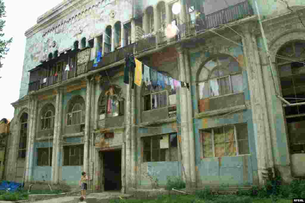 Основной корпус здания &ndash; тут живет несколько десятков семей 