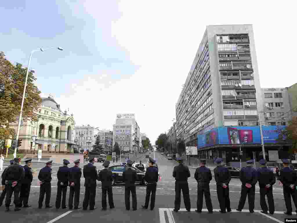 Більшість центральних вулиць столиці перекрито металевими щитами або «живими» ланцюгами міліції.