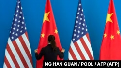 Flamujt amerikanë dhe ata kinezë.