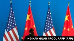 Flamuri i Shteteve të Bashkuara dhe ai i Kinës. 