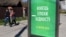 Рекламний щит з написом «Кінець епохи бідності». Київ, 15 квітня 2019 року