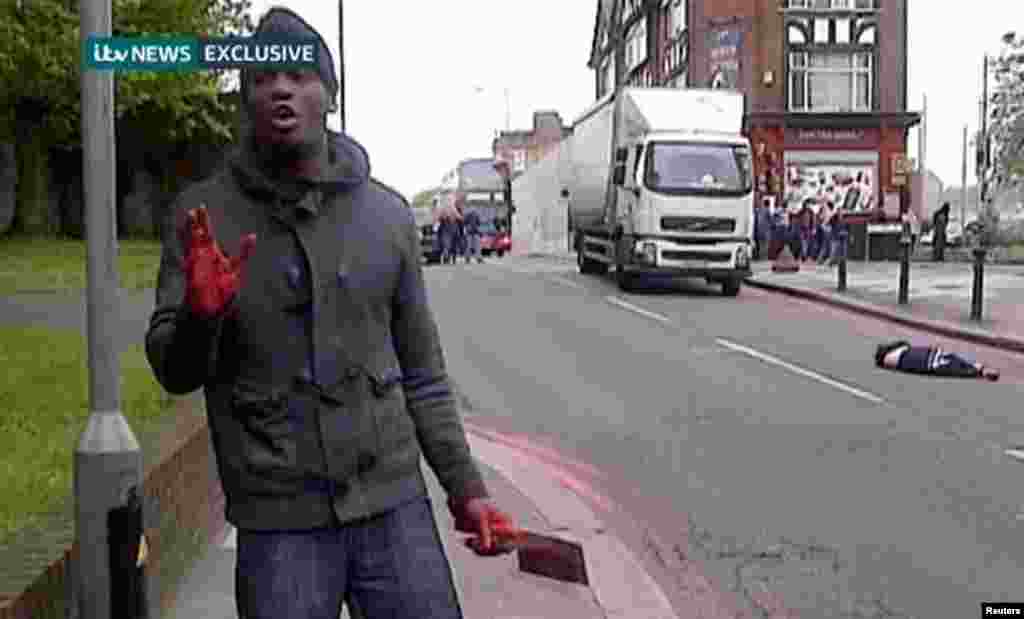 Napadač sa okrvavljenim rukama snimljen na amaterskom videu, London, 22. maj 2013. 