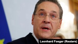 18 травня віце-канцлер Австрії Гайнц-Крістіан Штрахе оголосив про відставку після того, як медіа оприлюднили запис, на якому він обговорює фінансування з боку нібито російської підприємниці