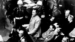 Германн Геринг перед судьями Нюрнбергского трибунала вместе с другими военными преступниками. 21 ноября 1945