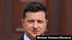 Володимир Зеленський біля Палацу Бельвю у Берліні на зустрічі із президентом Німеччини Франком-Вальтером Штайнмаєром 12-го липня