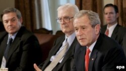 جرج بوش، رییس جمهوری آمریکا در اتاق کابینه در کاخ سفید.