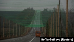 Дорога в антидронной сетке в Донецкой области