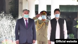 Церемония встречи президента Таджикистана Эмомали Рахмона в Исламабаде, 2 июня 2021 года