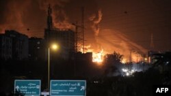 Иран. Пожар в нефтяных хранилищах в Шахране, к северо-западу от Тегерана. 15 июня 2025 года