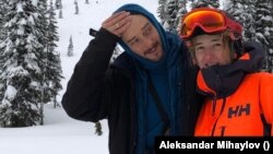 Александър (вляво) и Росица Михайлови участват получават професионална квалификация по лавинна безопасност