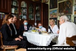 Марина і Петро Порошенки, Олег і Наталія Синютки в гостях в дисидента, поета Ігоря Калинця