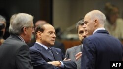 Прем’єр-міністр Греції Йоргос Папандреу (праворуч), міністр фінансів Люксембургу Жан-Клод Юнкер (ліворуч), прем'єр-міністр Італії Сільвіо Берлусконі під час робочої сесії Європейської ради, Брюссель, 26 жовтня 2011 року
