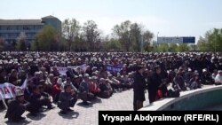 Маркум акыркы катында "Мени Кыргызстандагы митингдер жадатты. Эч кандай саясат токубагыла" деп жазган.