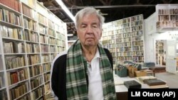 لاری مک‌مرتری در کتابفروشی‌اش در تگزاس در آوریل ۲۰۱۴