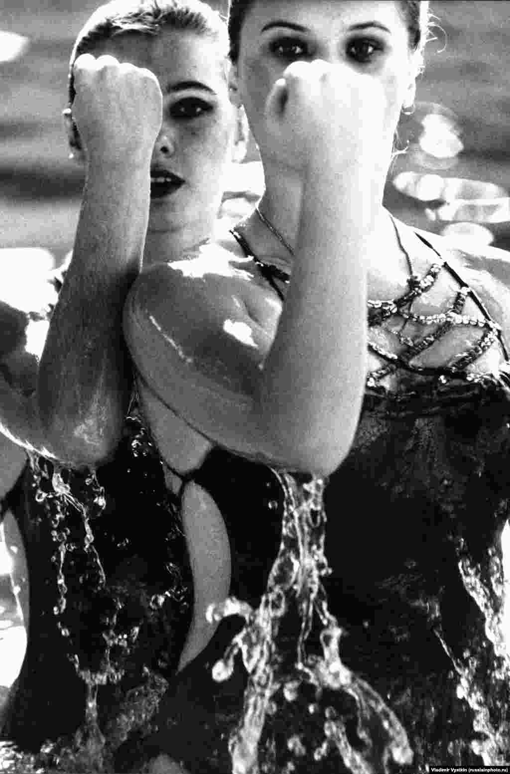 &quot;Duett&quot;: két szinkronúszó portréja.