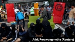 Demonstranti ispred Univerziteta u Hongkongu dok lokalno stanovništvo uklanja barikade (Hongkong 16. novembra)