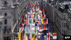 Улуу Британия -- Лондон олимпиадасына катышчу өлкөлөрдүн желектери илинген көчө. 15июнь, 2012.