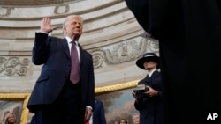 مراسم تحلیف آقای ترامپ ۷۸ ساله دوشنبه اول بهمن‌ماه به دلیل سرمای هوا در داخل ساختمان کنگره برگزار شد