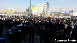 از تصاویری که در شبکه‌های اجتماعی از «تجمع روز جمعه کرمانشاه» منتشر شده است