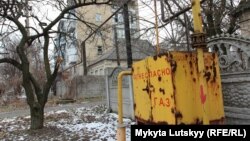 В окупованих містах України люди цієї зими зігріватимуться підручними засобами, оскільки на централізоване опалення може розраховувати лише частина багатоквартирних будинків