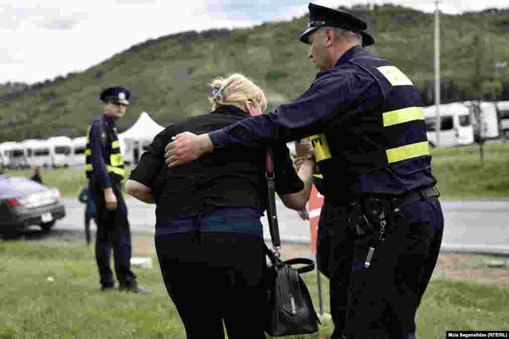 &quot;ბავშვთა სამყაროს&quot; ხანძრის შედეგად დაზარალებული მოვაჭრე &quot;მთაწმინდის პარკში&quot; შესვლას ცდილობდა.