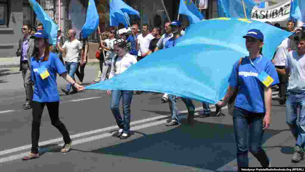 Одна з колон рухається до центрального майдану Сімферополя